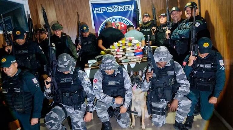 VÍDEO; Base Fluvial Candiru prende dois suspeitos por tráfico de drogas em embarcação no rio Amazonas