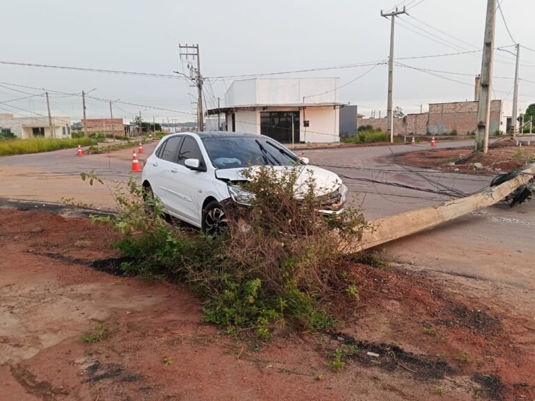 VÍDEO; Carro colide com poste e deixa moradores sem energia em Itaituba