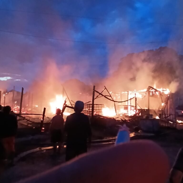 VÍDEO; Incêndio de grandes proporções destrói comércio e atinge residências na região garimpeira de Jacareacanga