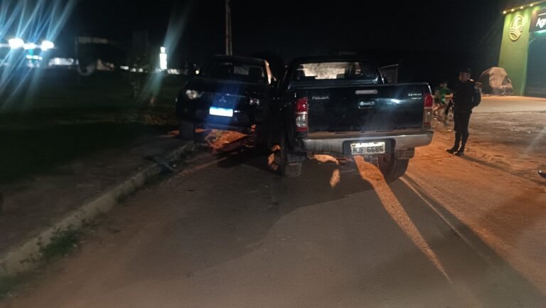 Caminhonete estacionada é atingida por Hilux e motorista fica levemente ferido em Placas