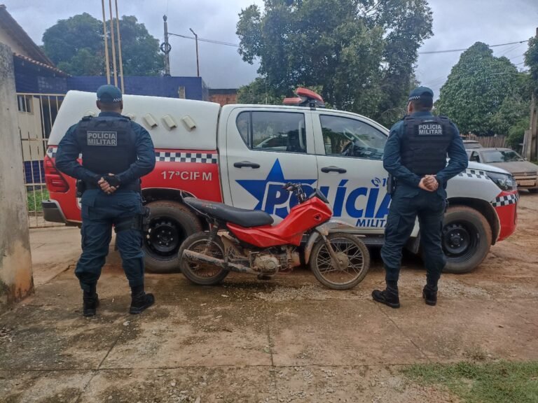 Motocicleta com registro de furto é abandonada após confusão em Placas