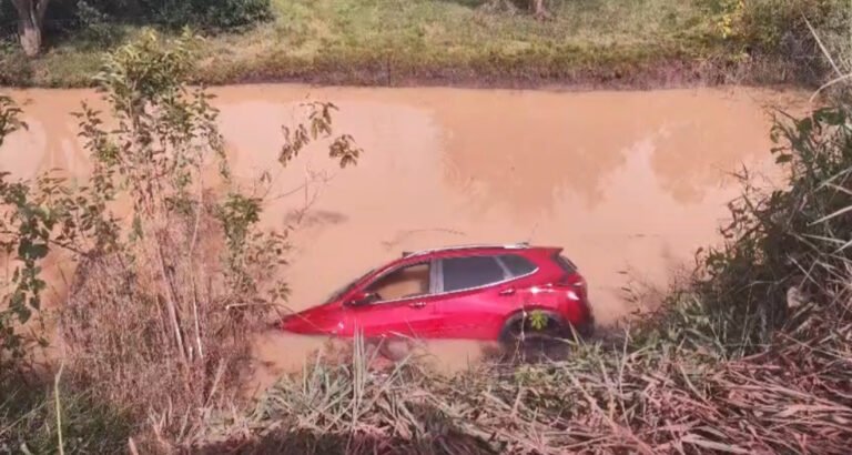 VÍDEO; Carro cai em lago durante a madrugada em Itaituba