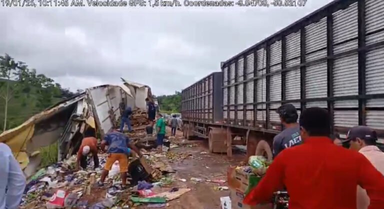 VÍDEO; Caminhão tomba na BR-230 e carga de frutas e verduras fica espalhada em Pacajá