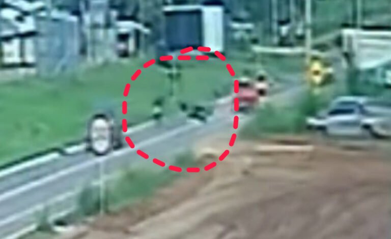 Câmera de segurança flagra colisão entre carro e motocicleta na BR-230, em Brasil Novo