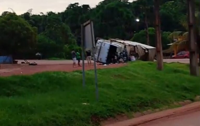 VÍDEO; Carreta tomba no porto da balsa em Miritituba e causa apenas danos materiais