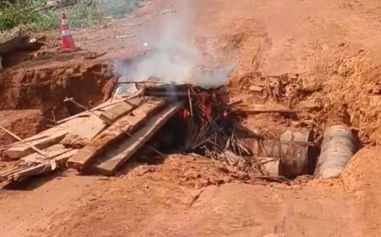 VÍDEO; Ponte improvisada é incendiada e assusta motoristas na BR-230, entre Itaituba e Jacareacanga