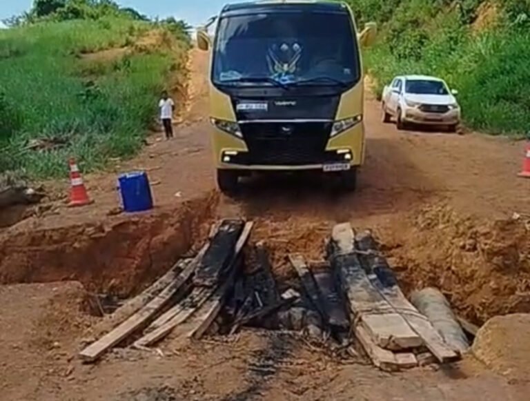 VÍDEO; Motoristas apagam fogo e atravessam ponte improvisada mesmo sob risco
