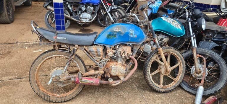 Jovem é flagrado fazendo “grau” em via pública e moto adulterada é apreendida em Placas