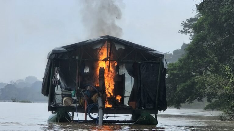 VÍDEO; PF e FUNAI destrói dragas e garimpo ilegal em terra indígena no sul do Pará