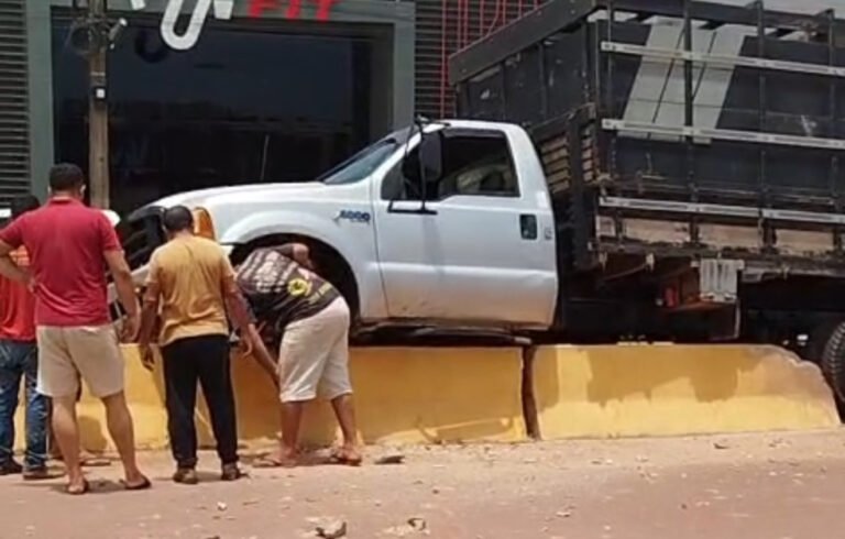 Caminhão fica sobre mureta após motorista perder controle na Transamazônica, em Itaituba