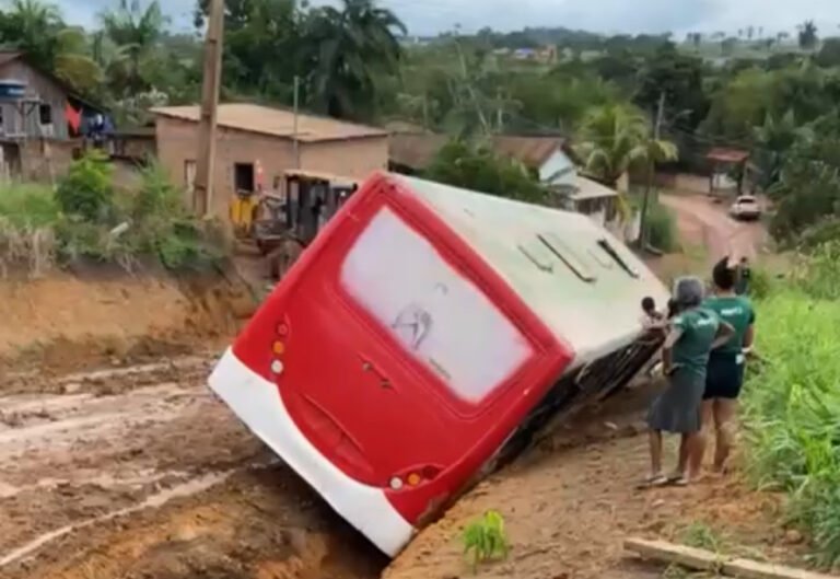VÍDEO; Ônibus escolar cai em vala devido às más condições de via em Miritituba