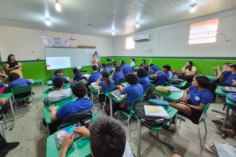 Hospital Regional do Tapajós promove ação em escola sobre prevenção da gravidez na adolescência