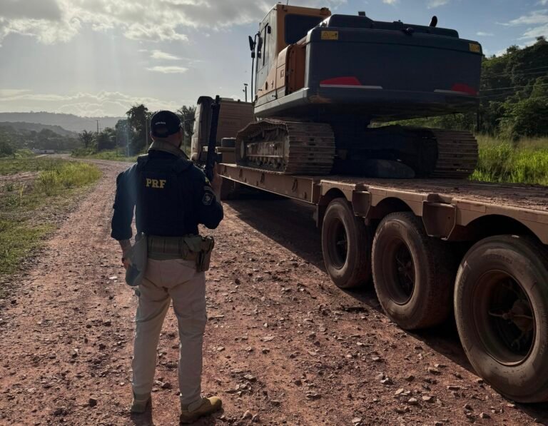 PRF recupera escavadeira furtada no Mato Grosso durante operação na BR-163, em Santarém