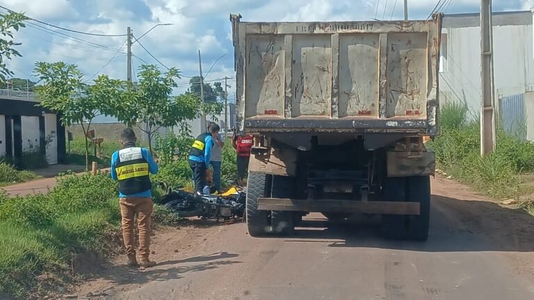 VÍDEO; Acidente entre mototaxista e caçamba da prefeitura deixa ferido em Itaituba