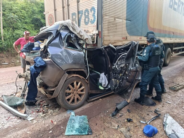 Colisão entre carretas e carro de passeio deixa uma mulher morta