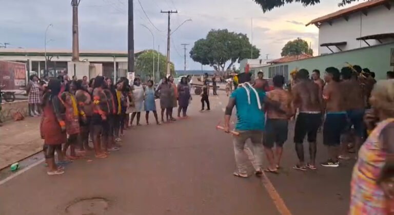 Indígenas ocupam sede da Funai em Altamira e bloqueiam acesso ao prédio