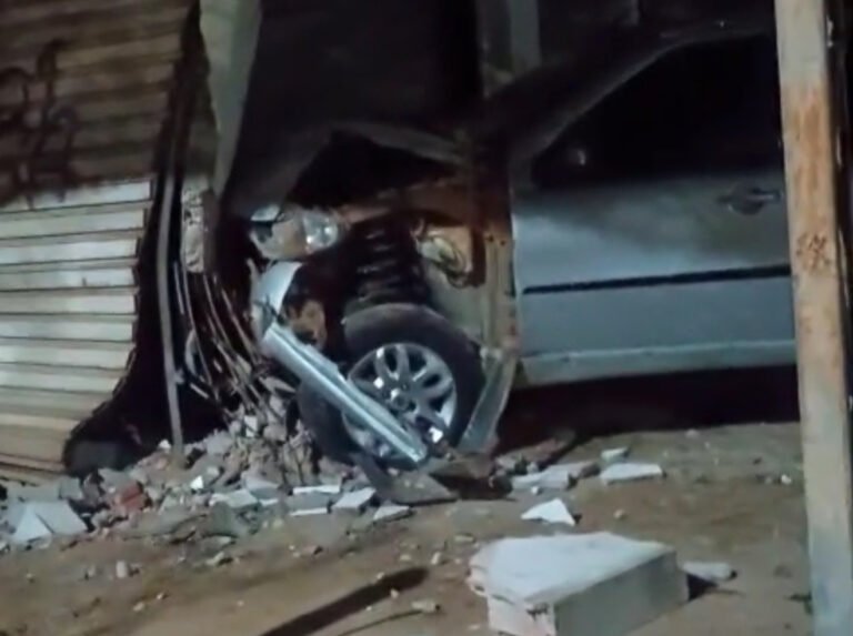 Veículo fica com frente destruída após bater em estrutura de prédio no bairro Vitória Régia, em Itaituba