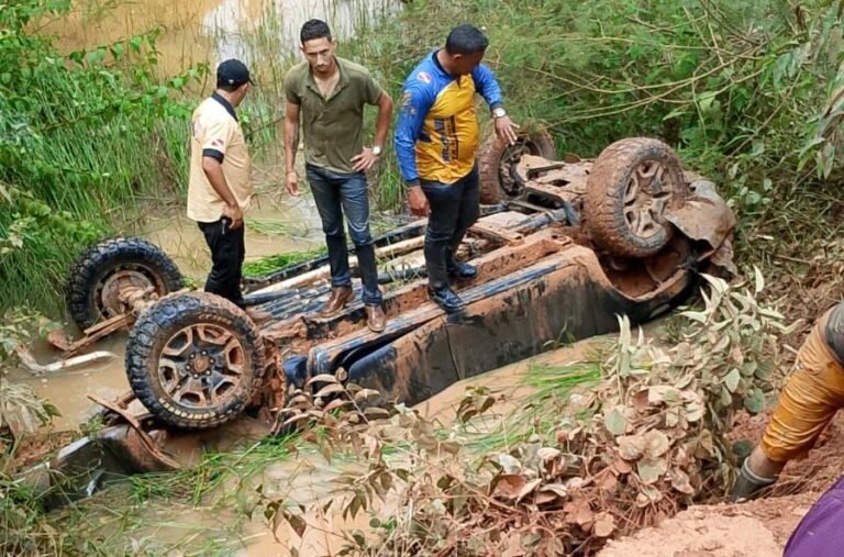 VÍDEO; Motoristas agem rápido e salvam mulher e criança após capotamento na Transgarimpeira