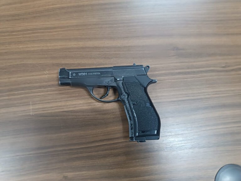 Homem é conduzido à delegacia após ser flagrado com pistola de airsoft em espaço de eventos em Itaituba
