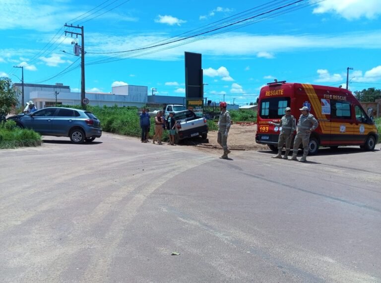 Veículos ficam com frentes destruídas após acidente no bairro Pérola do Tapajós, em Itaituba