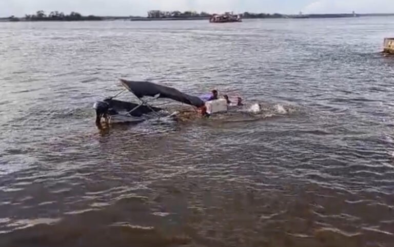 VÍDEO; Voadeira naufraga no Rio Tapajós e causa momentos de tensão em Miritituba