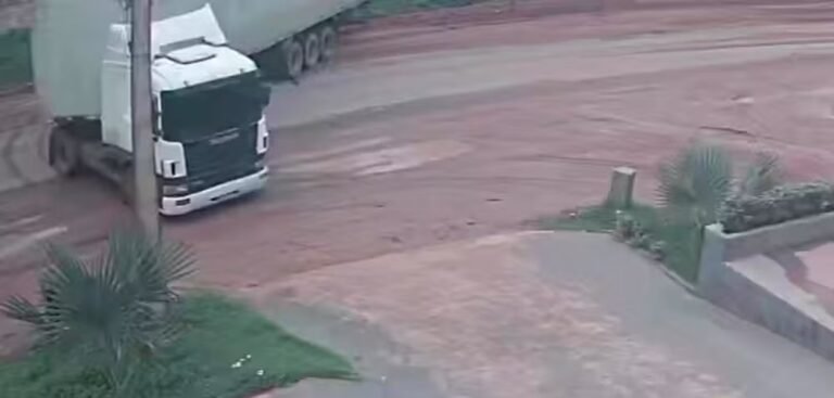 VÍDEO; Carreta atinge poste e provoca danos à rede elétrica em Santarém; motorista foge sem prestar esclarecimentos