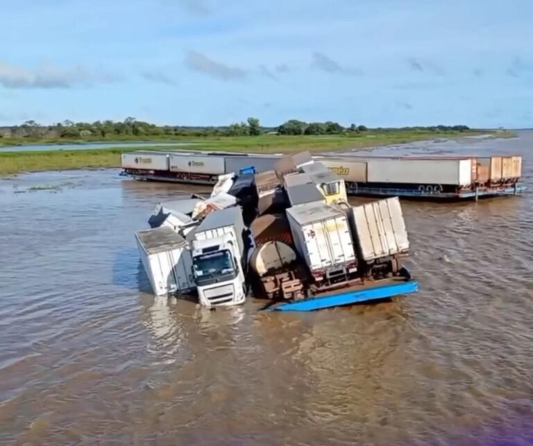 Embarcação com caminhões naufraga no Rio Amazonas, em Santarém