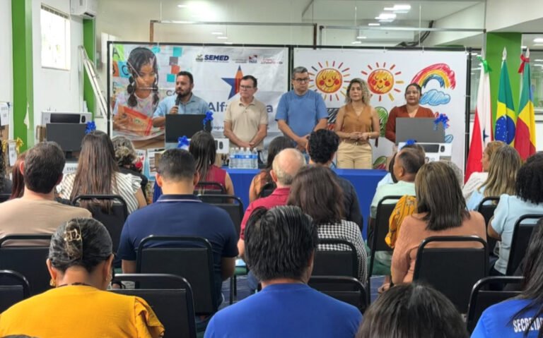 Prefeitura de Itaituba entrega mais de 70 computadores para escolas da rede municipal