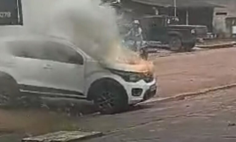 Veículo pega fogo em frente a empresa no bairro Bela Vista em Itaituba