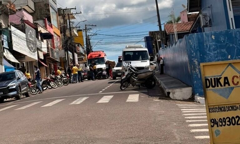 VÍDEO; Motociclista cai ao tentar desviar de estudante em frente à escola em Tucuruí