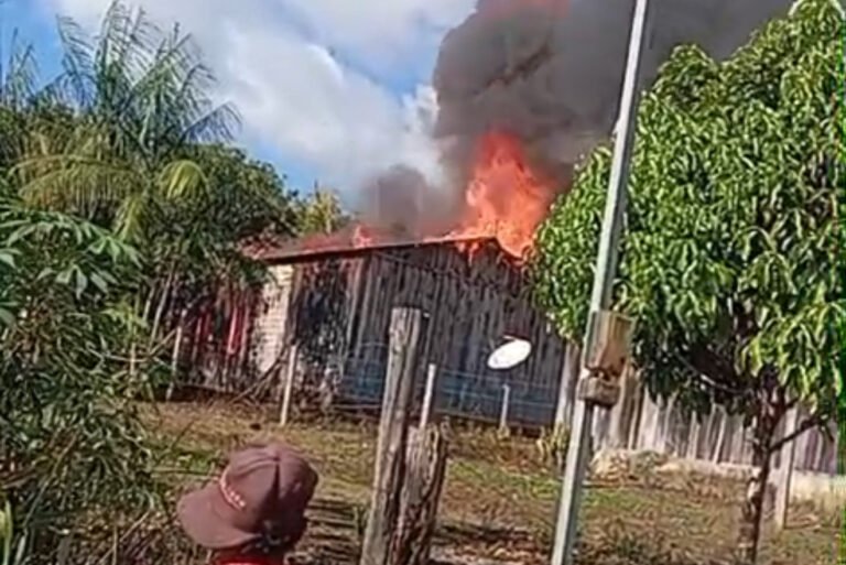 VÍDEO; Incêndio destrói residência na comunidade Mocotó, em Senador José Porfírio