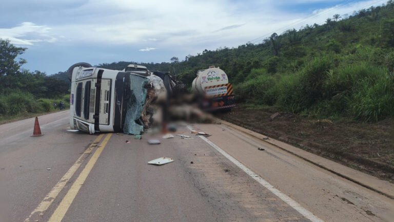 VÍDEO; Colisão entre carreta boiadeira e caminhão-tanque provoca vazamento de diesel na BR-163