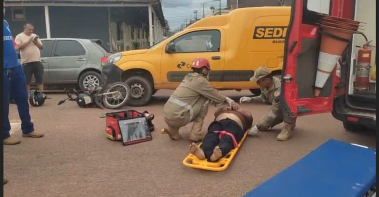 VÍDEO; Colisão entre carro dos Correios e motocicleta deixa duas pessoas feridas em cruzamento de Itaituba