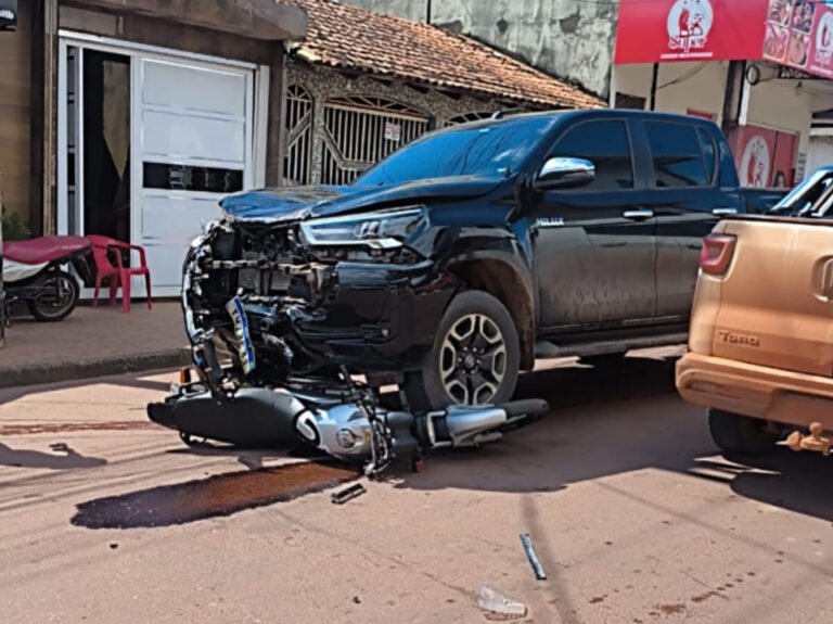 VÍDEO; Colisão entre caminhonete e motocicleta deixa dois feridos em cruzamento de Itaituba