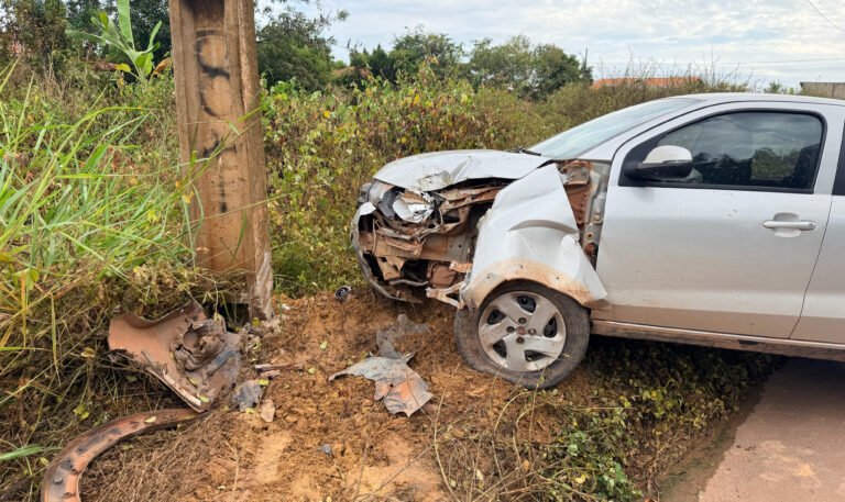 Carro colide contra poste após motorista perder o controle da direção no Ramal Jacarezinho, em Itaituba