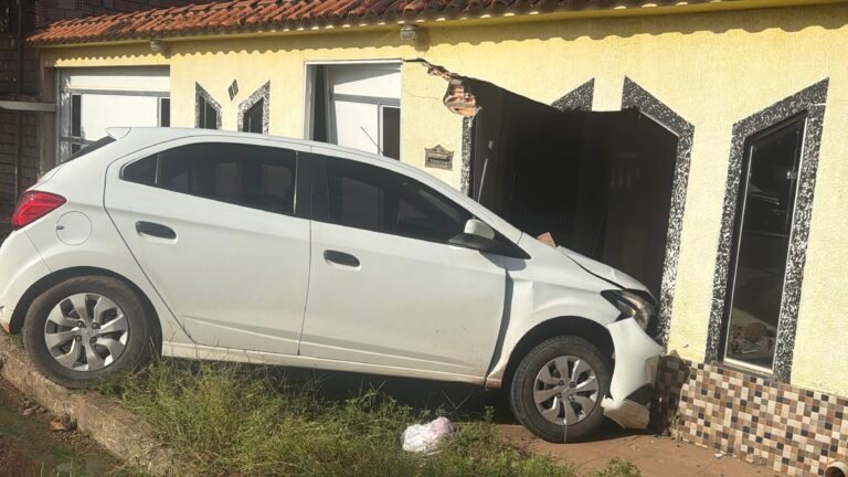 Carro invade residência após motorista perder controle da direção em Itaituba